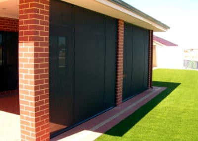Rope and pulley outdoor blinds